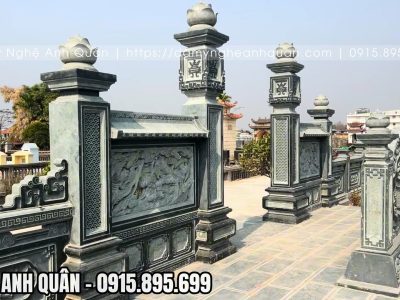 Bộ cổng đá rất bề thế, ấn tượng ngay từ khí bước chân vào lăng mộ.