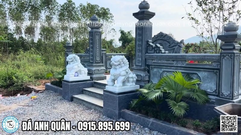 Cổng bằng đá xanh rêu cho khu lăng mộ đá gia tộc, dòng họ.